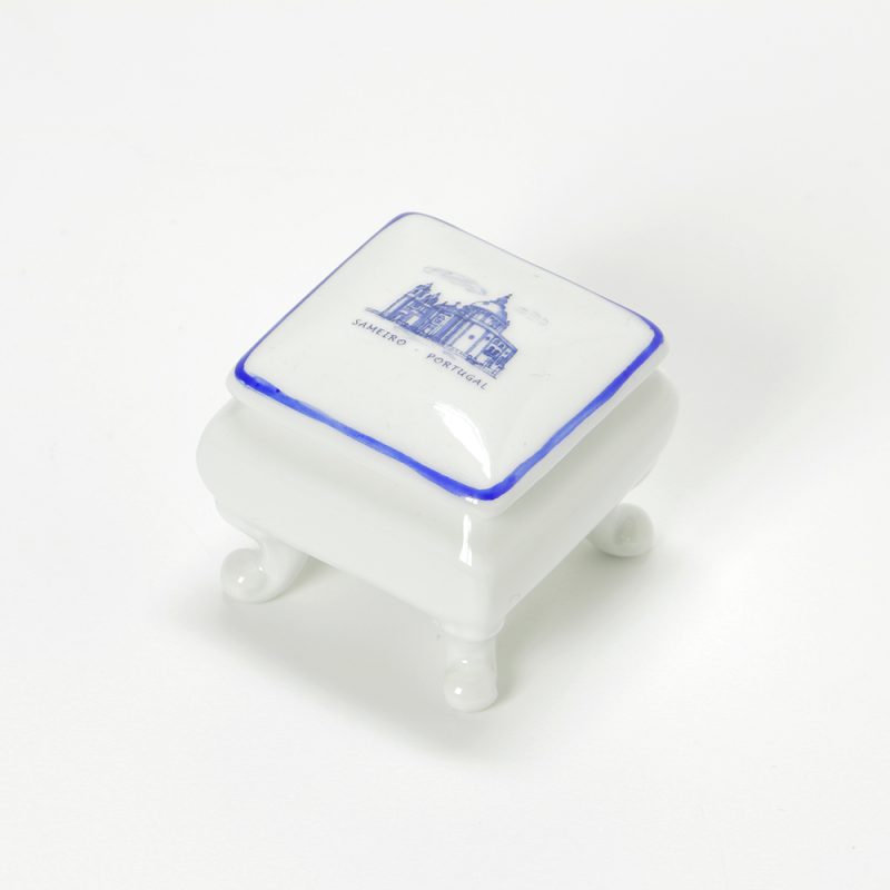 Caixa quadrada com pés com a Basílica do Sameiro