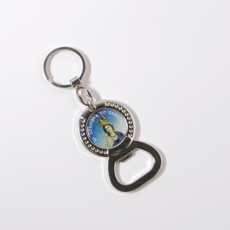 Porta-chaves abre cápsula em metal com imagem da Nossa Senhora do Sameiro