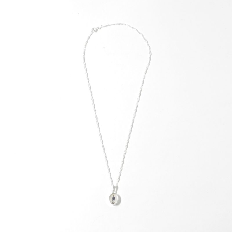 Fio prateado com medalha oval