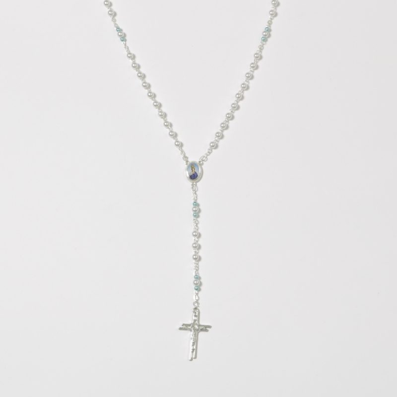 Terço imitação de pérolas brancas e azuis, 43cm