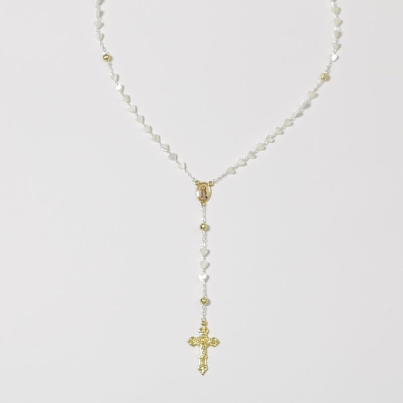 Terço com as contas madrepérola em forma de coração, 48cm