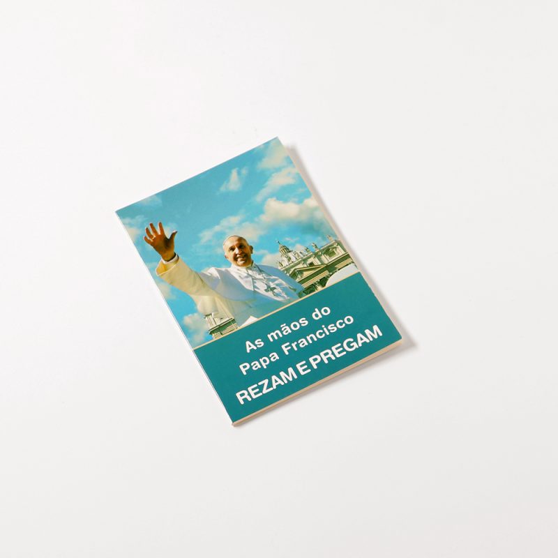 As mãos do Papa Francisco rezam e pregam
