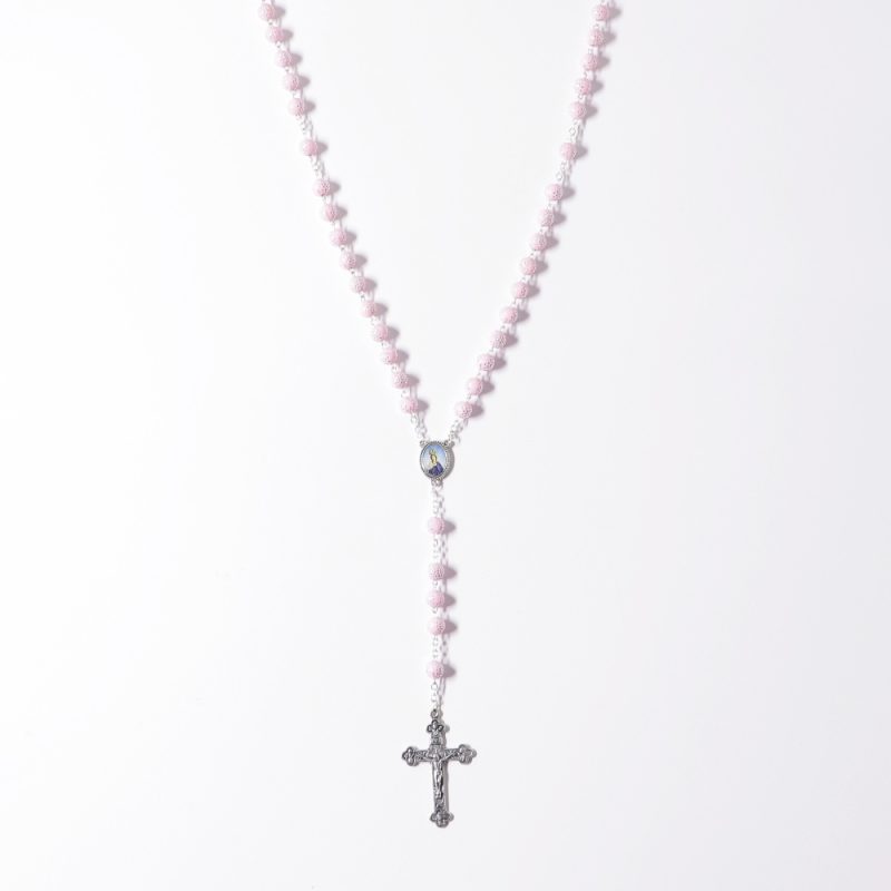 Terço com contas cor-de-rosa com brilhos 53cm