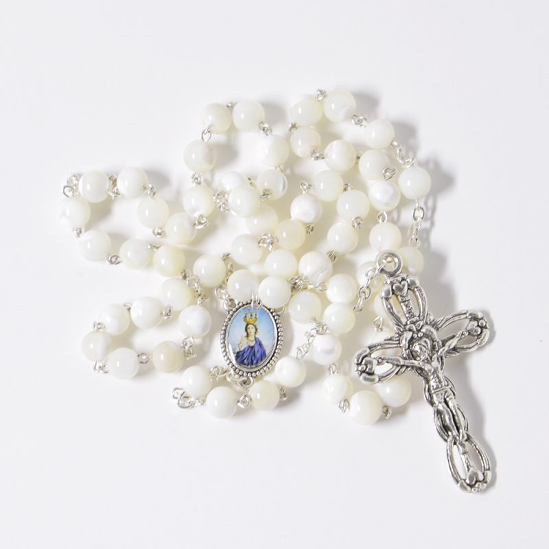 Terço com contas brancas madrepérola