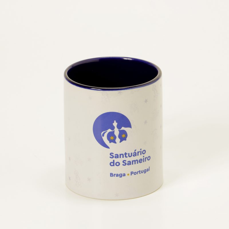 Caneca branca com interior e pega azul escuro