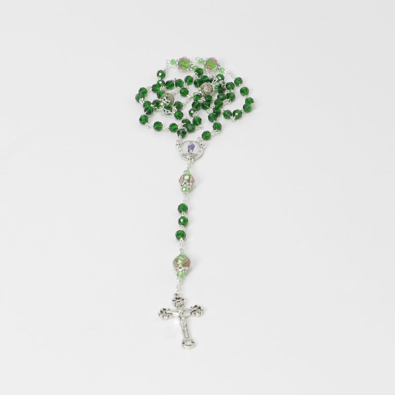 Terço verde com rosas nas contas