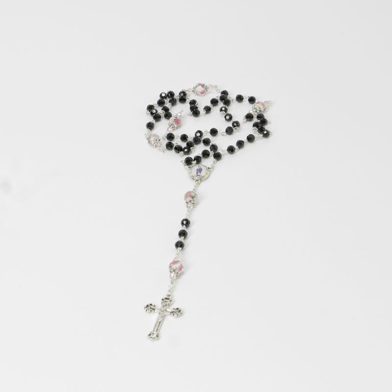 Terço preto com rosas nas contas